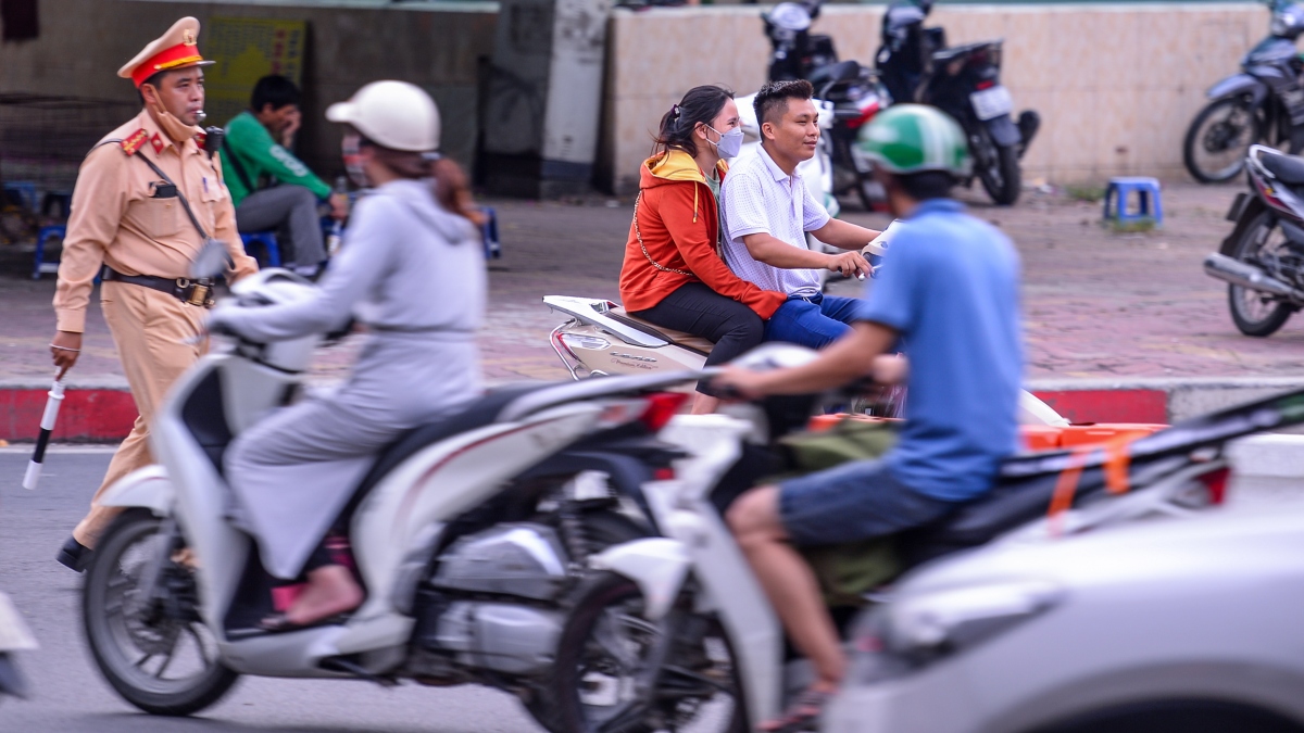 Xe máy vô tư đi ngược chiều trước mặt CSGT tại nút giao thông "nóng" Hà Nội